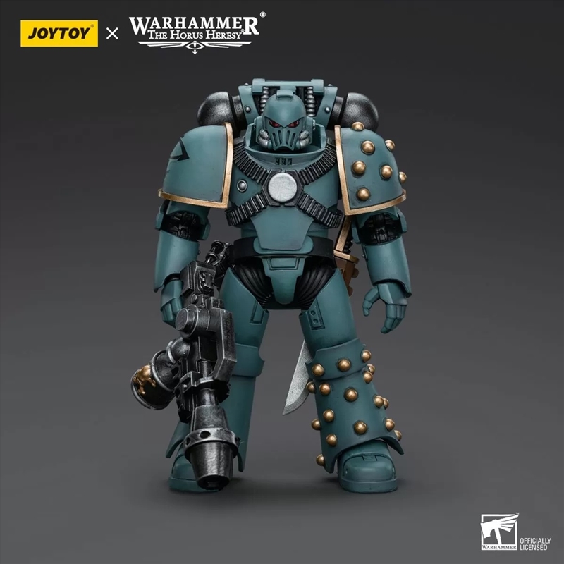 Warhammer Collectibles: 1/18 Scale Sons of Horus MKIV Tactical Squad Legionary with Flamer/Product Detail/Figurines