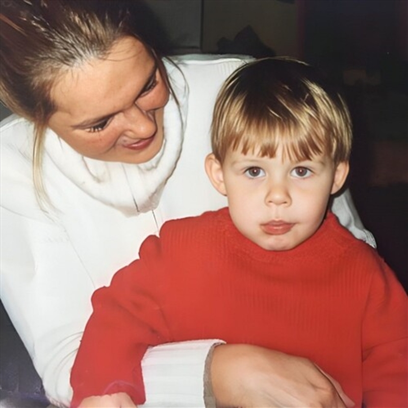 Holding Me/Product Detail/Dance