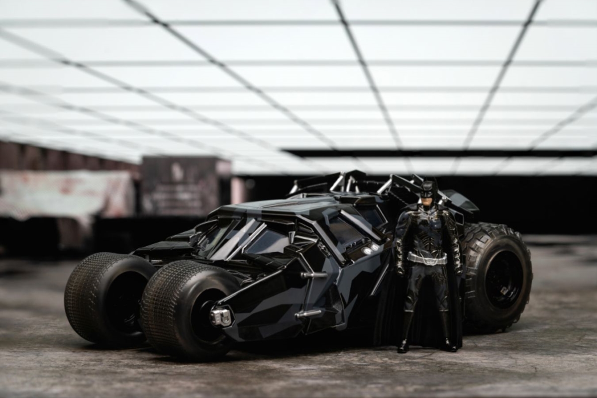 Batman: Dark Knight Trilogy - Batmobile with Batman (Black Camo) SDCC 2023 Exclusive 1:24 Scale/Product Detail/Figurines